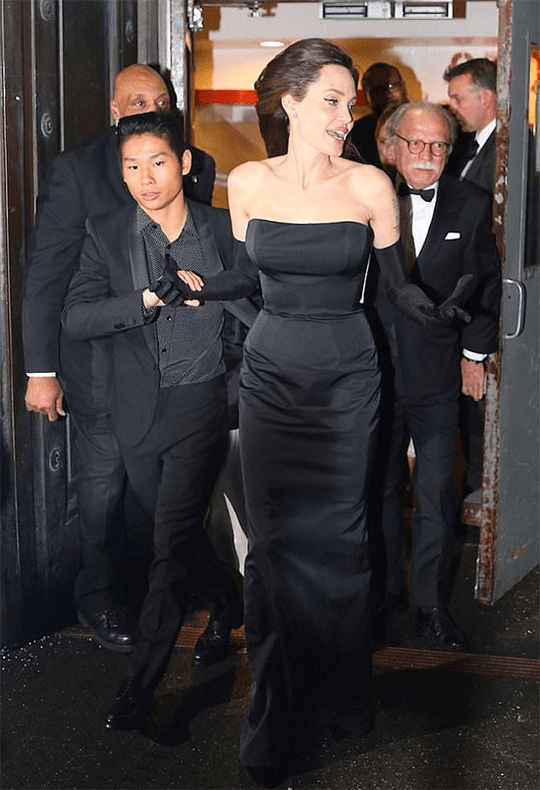 pax thien ra dang ngoi sao tu tin ho tong me angelina jolie dao pho