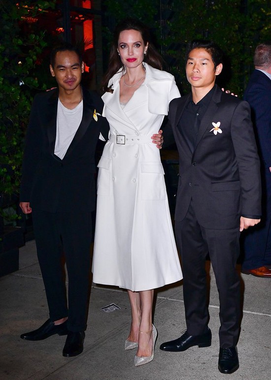 pax thien ra dang ngoi sao tu tin ho tong me angelina jolie dao pho