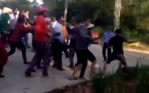 video bon ke xam tro bi ba gia duoi danh phai len o to thao chay