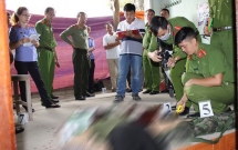 video tai xe lui xe tren 2 thanh go nho vuot ho sau thu hut hang trieu luot xem