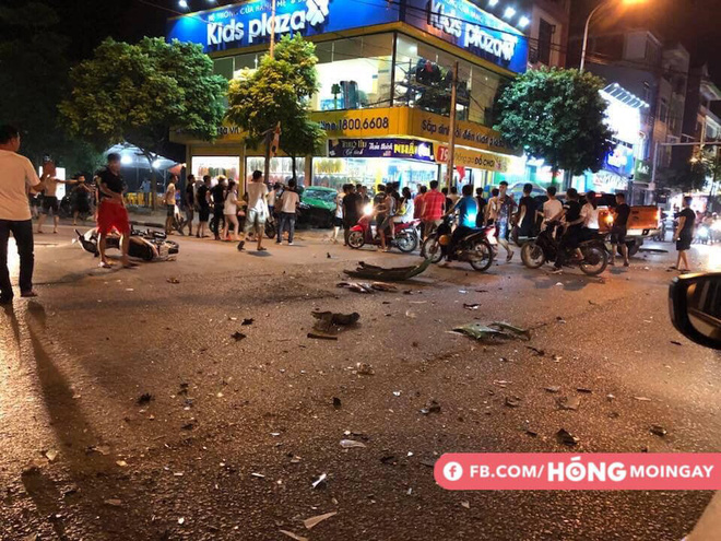 taxi qua den xanh bi ban tai dam ban nguoc lai 50 met keo le xe may do ben duong