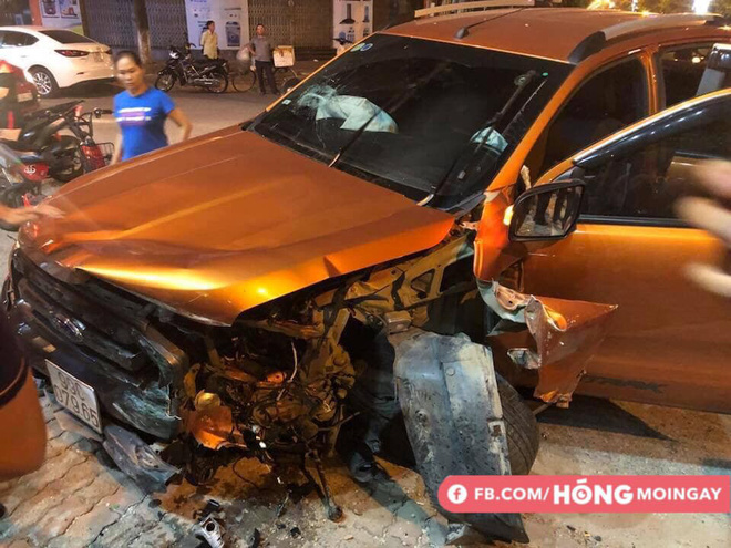 taxi qua den xanh bi ban tai dam ban nguoc lai 50 met keo le xe may do ben duong