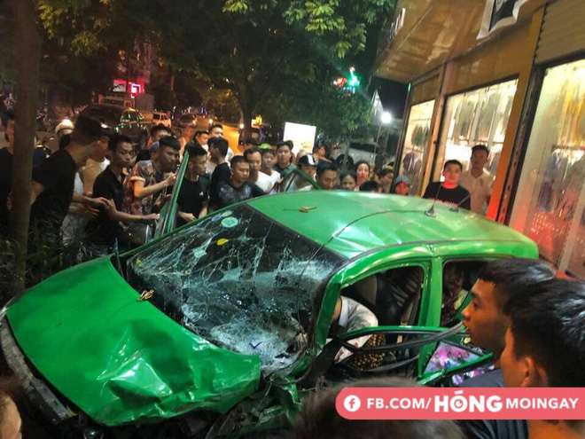 taxi qua den xanh bi ban tai dam ban nguoc lai 50 met keo le xe may do ben duong