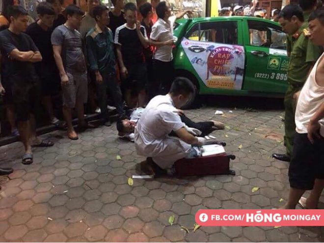 taxi qua den xanh bi ban tai dam ban nguoc lai 50 met keo le xe may do ben duong