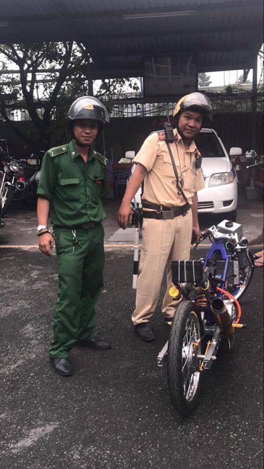 tp hcm dieu khien xe quai thu net po am i de the hien thanh nien 19 tuoi bi csgt tom gon