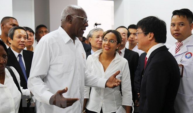 doan dai bieu cuba tham cong trinh lanh tu fidel tang viet nam tai quang binh