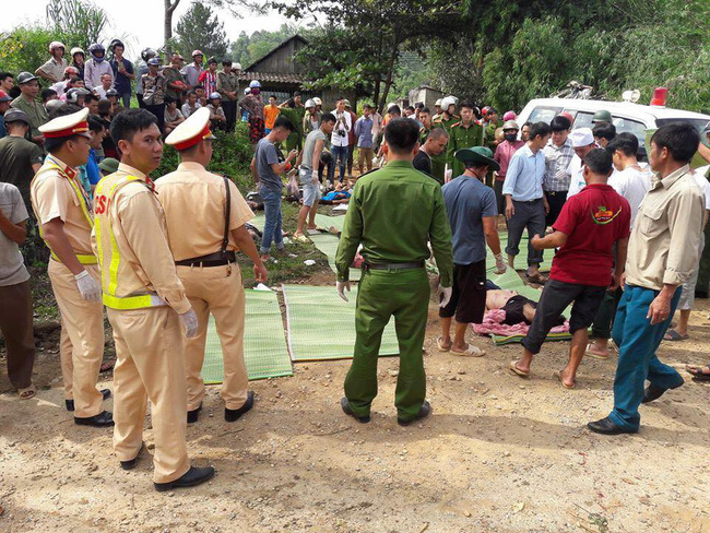 tai nan tham khoc o lai chau xe khach va cham xe bon khien 11 nguoi chet 4 nguoi bi thuong