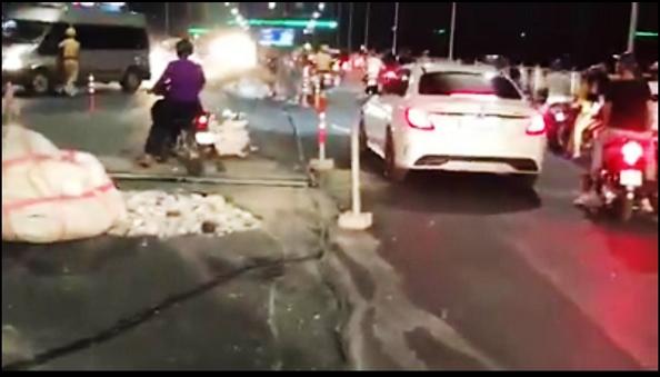 csgt cong an tphue truy duoi qua nhieu tuyen duong bat xe khach cho 600 chai ruou ngoai lau