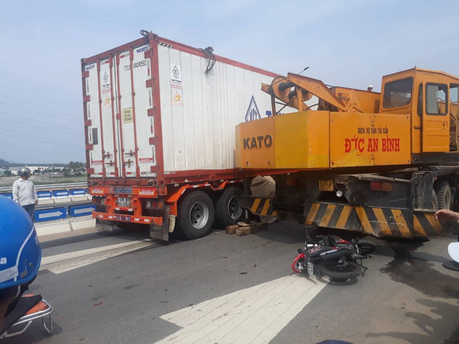 bi keo le hon 10 met duoi gam xe container nguoi dan ong chet tham