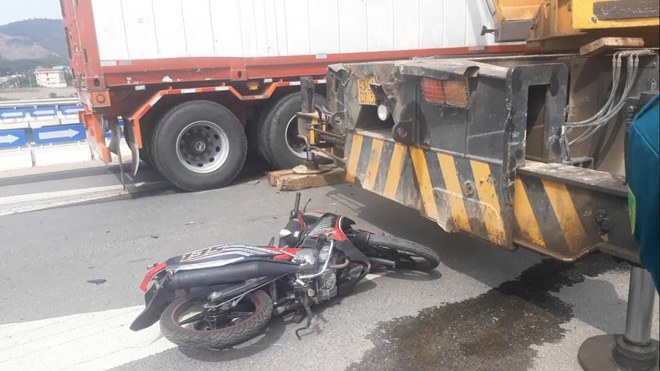 bi keo le hon 10 met duoi gam xe container nguoi dan ong chet tham