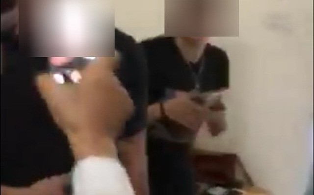 can bo cong an bi bat qua tang vao nha nghi voi vo nguoi khac o ha noi chi vao de noi chuyen