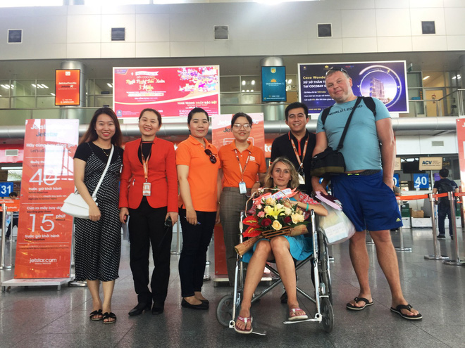 bat ngo bi dau tim tren chuyen bay tu bangkok ve sai gon nam du khach my duoc doi tiep vien hang khong cung hanh khach nhiet tinh giup do