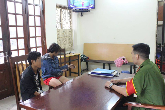 cong an tam giu hinh su 3 doi tuong tham gia troi be trai vao goc cay o ha noi