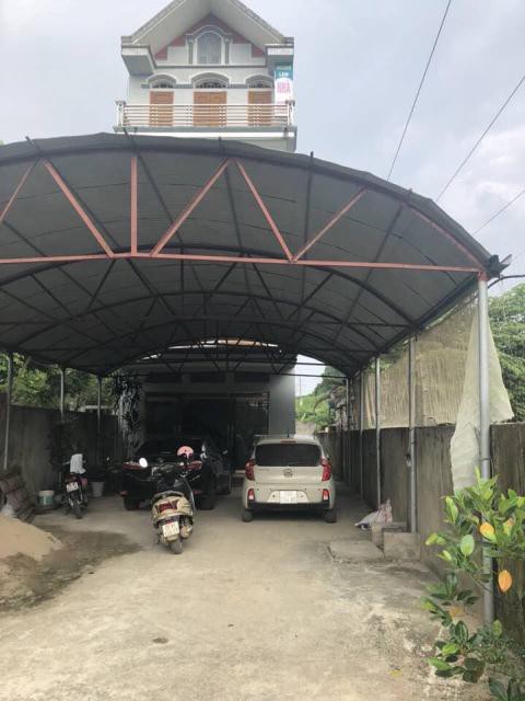 bi bat qua tang trong nha nghi truong don cong an lien tuc the voi chong nguoi phu nu