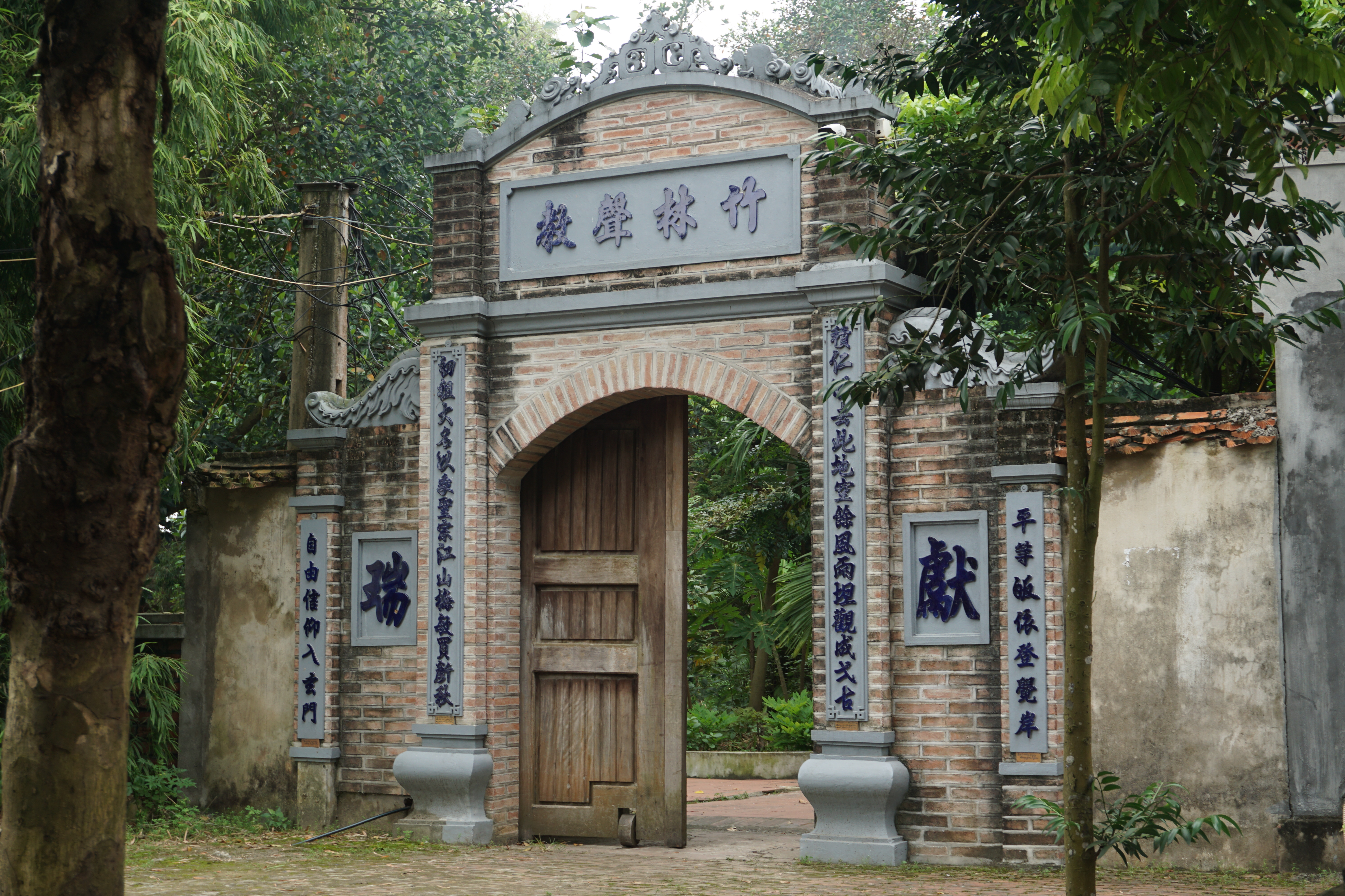 tay yen tu du ky ngoc trong go o chua vinh nghiem