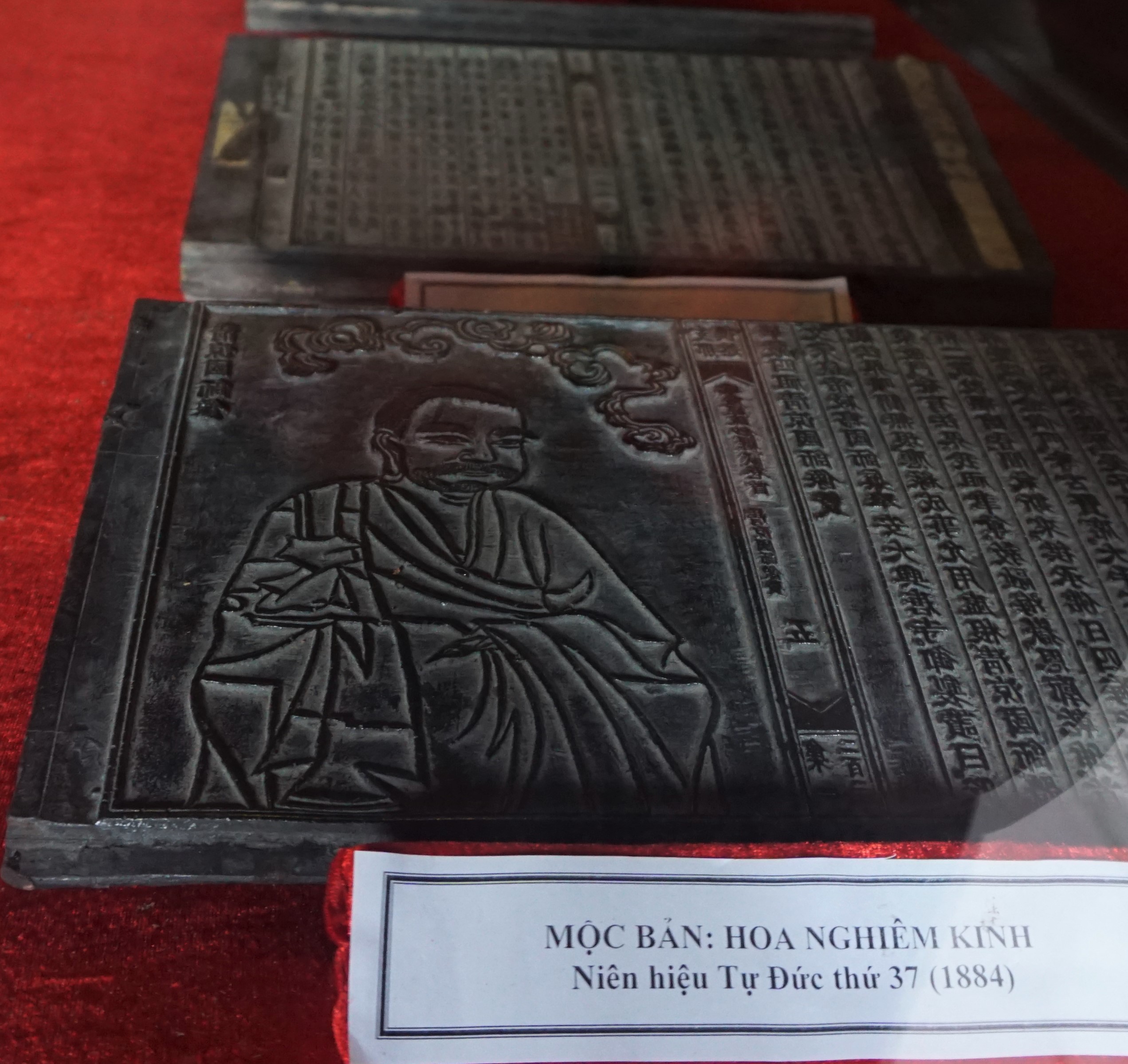 tay yen tu du ky ngoc trong go o chua vinh nghiem