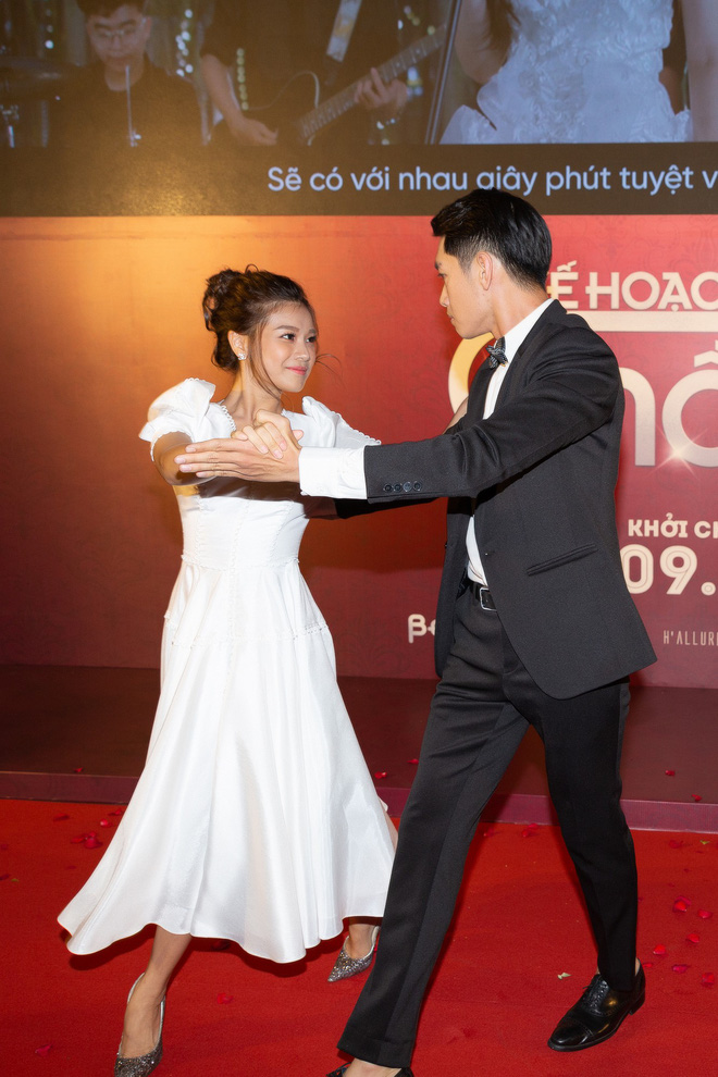 hoang yen chibi nhay cung quang dang truoc dam dong
