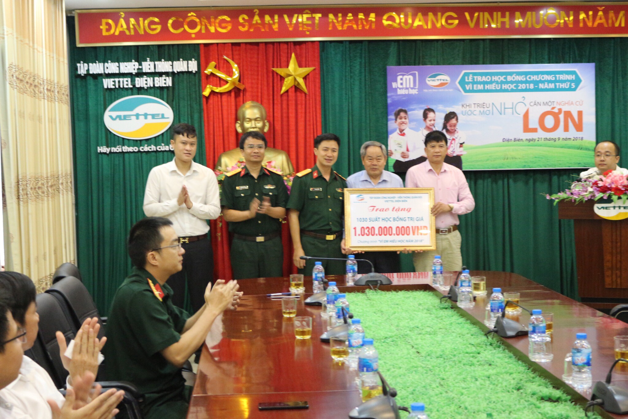 viettel dien bien trao hoc bong vi em hieu hoc