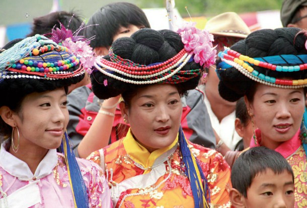 bo toc ky la con gai duoc me bat den xanh thoai mai qua dem cung ban trai