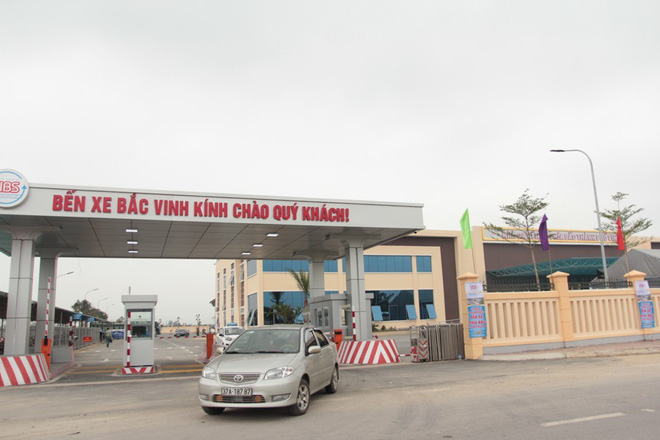 nguoi dan hoang hot khi hang chuc doi tuong bao ke xo xat voi chu xe khach