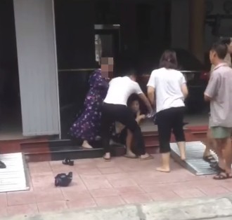 di danh ghen cung con dau me chong cam dep dap vao mat con trai may la thang mat day