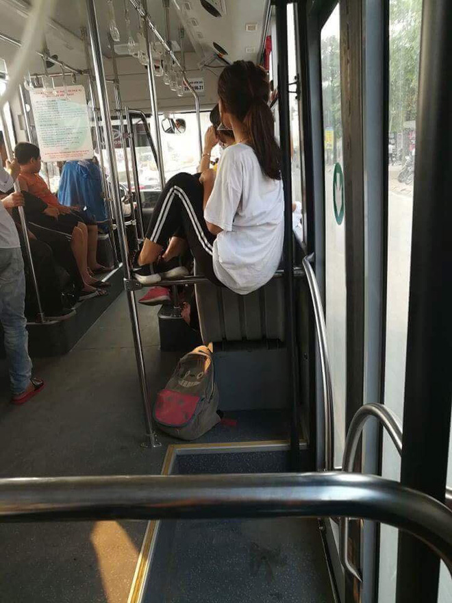 hanh dong di thuong cua co gai tren xe buyt khien dan mang rao rao phan ung