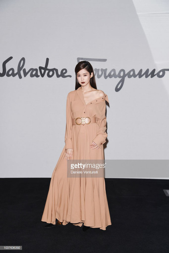 sau khi bi che gia lien tiep krystal chon do do noi bat lan at con lang tai milan fashion week