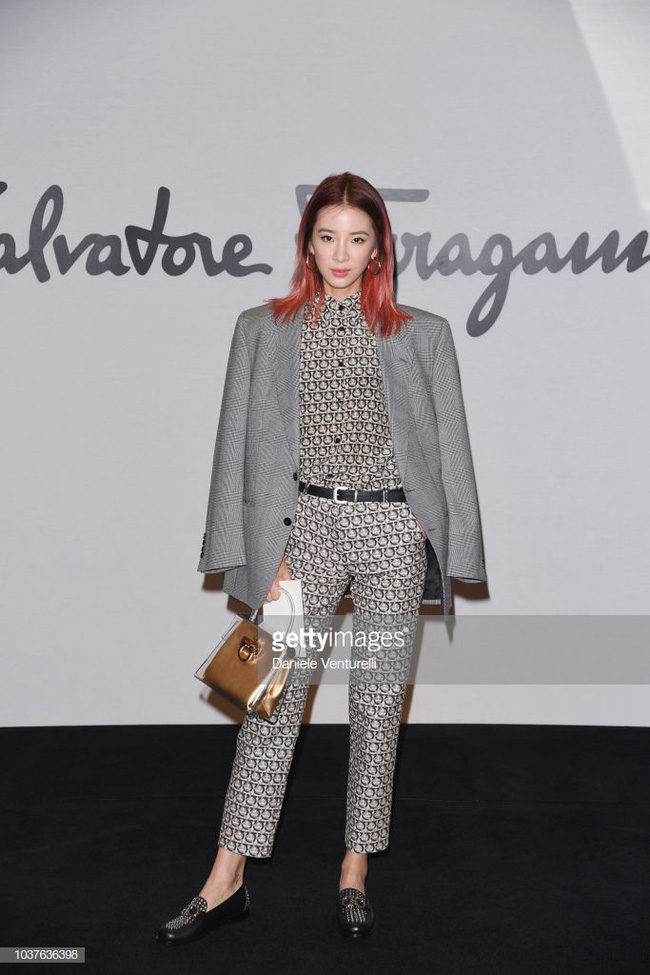 sau khi bi che gia lien tiep krystal chon do do noi bat lan at con lang tai milan fashion week