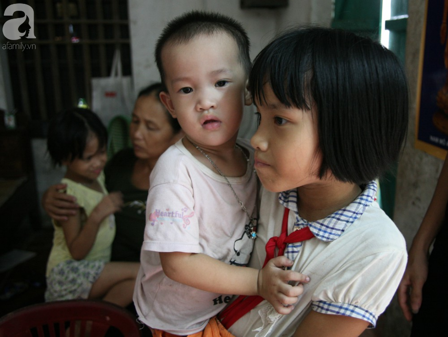 ba me tre bi ung thu giai doan cuoi dau don nhin 2 con tho lam benh ma khong co tien chay chua