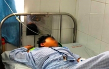 video o to phong nhanh danh roi lop xe vang thang vao nguoi dung cho xe buyt
