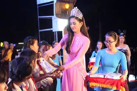 hoa hau tran tieu vy hoa chi hang tai que nha xu quang