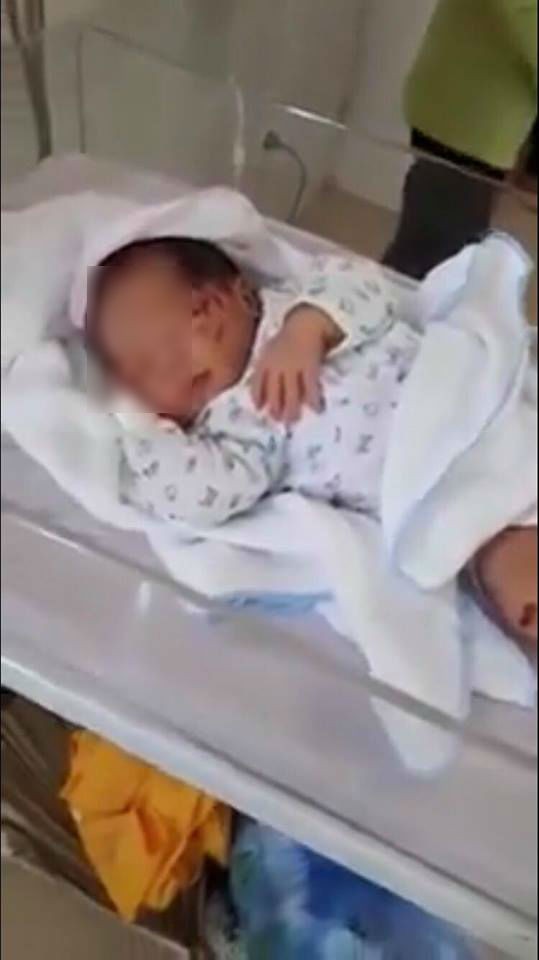 thai nguyen nghi an be trai so sinh bi me de roi roi nhet xuong ho nha ve sinh