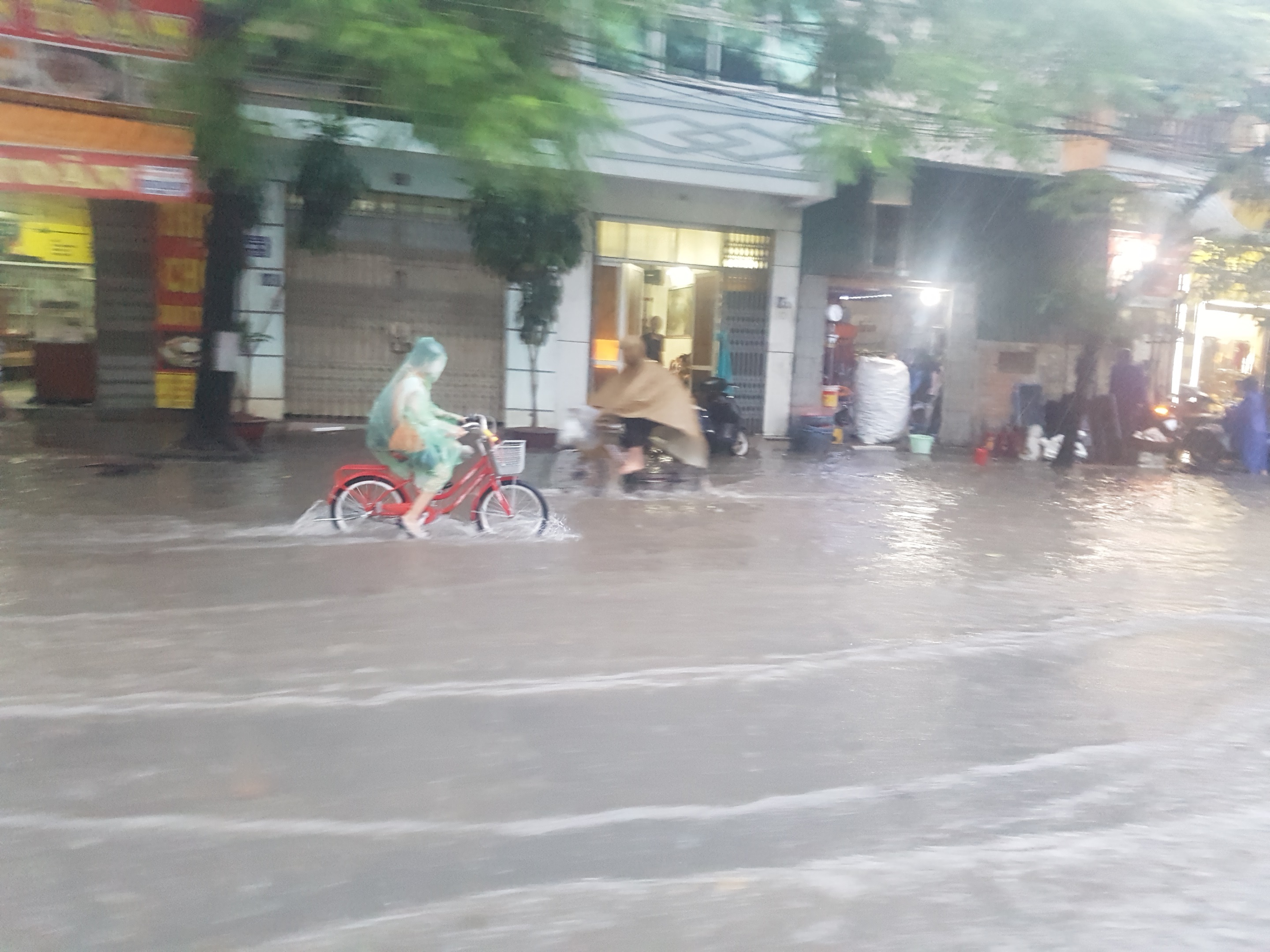 mua lon nhieu tuyen pho ha noi ngap sau trong nuoc