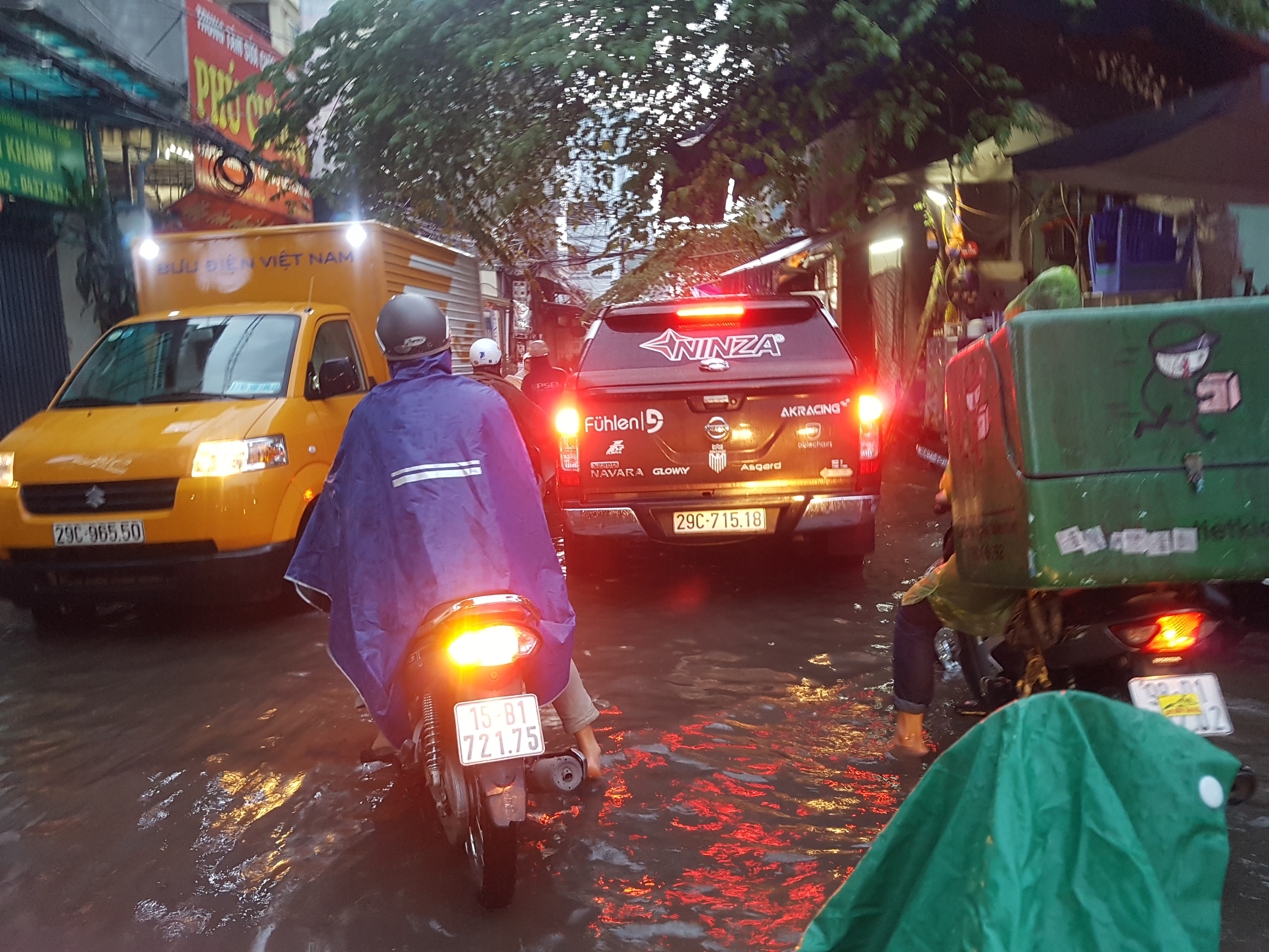 mua lon nhieu tuyen pho ha noi ngap sau trong nuoc