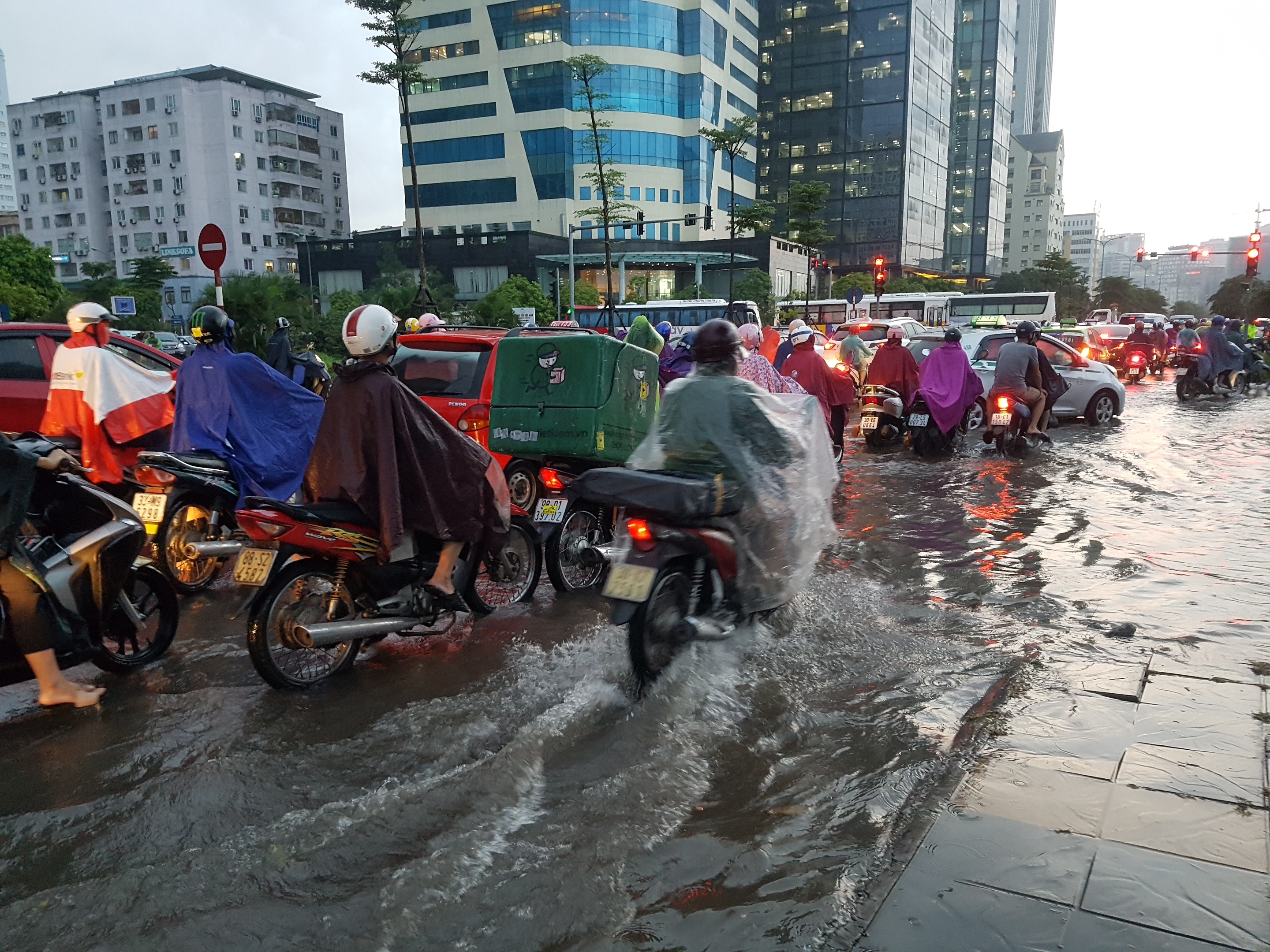 mua lon nhieu tuyen pho ha noi ngap sau trong nuoc