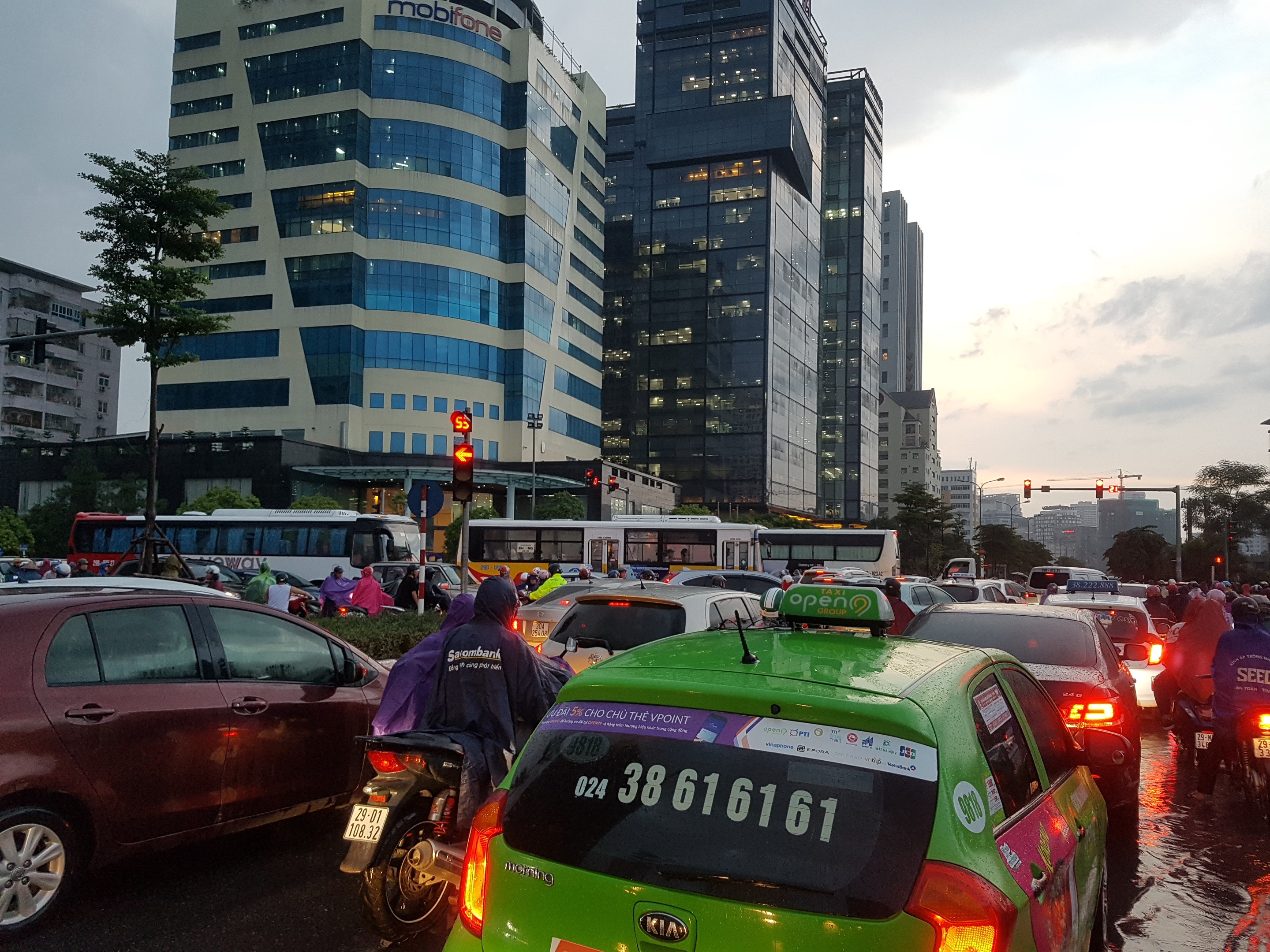 mua lon nhieu tuyen pho ha noi ngap sau trong nuoc