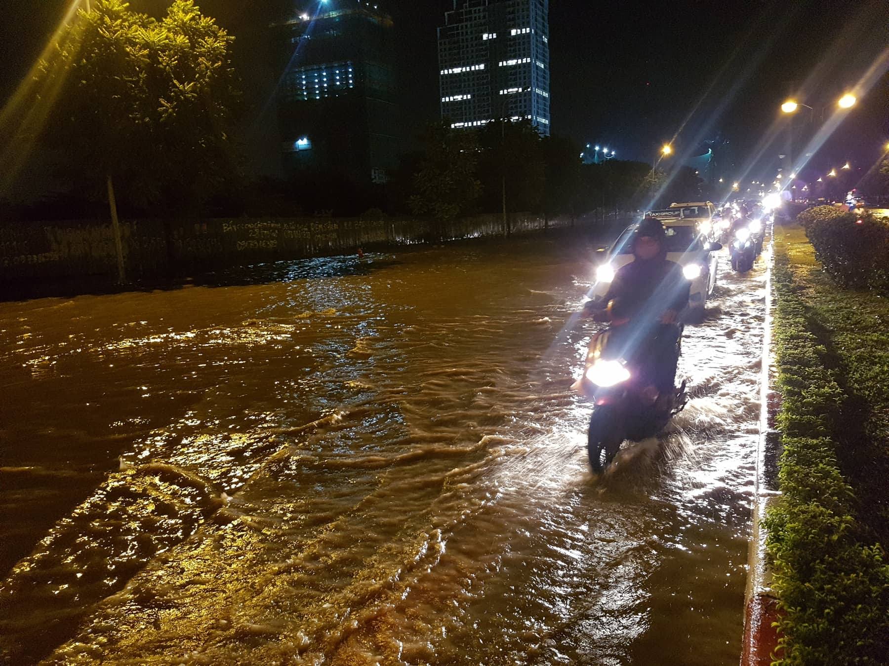 mua lon nhieu tuyen pho ha noi ngap sau trong nuoc