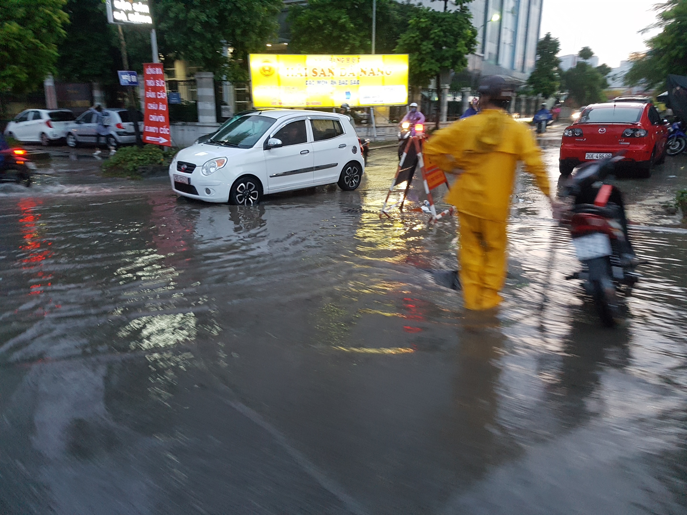 mua lon nhieu tuyen pho ha noi ngap sau trong nuoc
