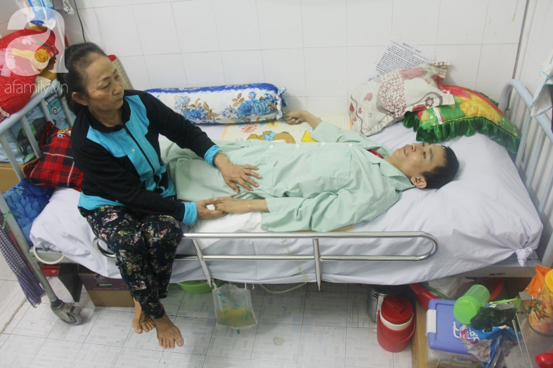 phep mau den voi nguoi me xin com tu thien nuoi con trai liet nua nguoi suot 2 nam troi trong benh vien