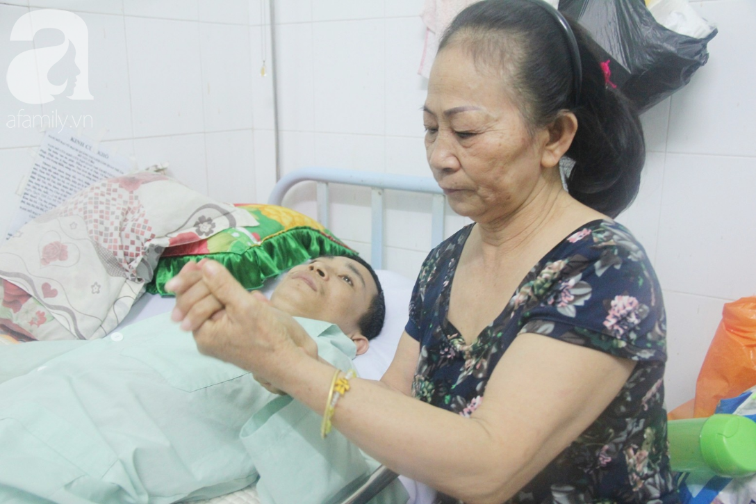 phep mau den voi nguoi me xin com tu thien nuoi con trai liet nua nguoi suot 2 nam troi trong benh vien