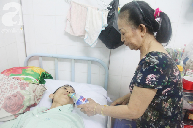 phep mau den voi nguoi me xin com tu thien nuoi con trai liet nua nguoi suot 2 nam troi trong benh vien