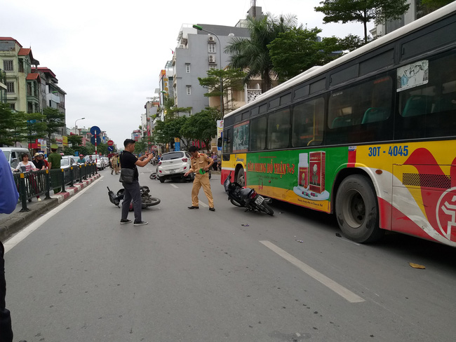 ha noi xe hop dam hang loat xe may tren pho ton duc thang it nhat 2 phu nu nhap vien