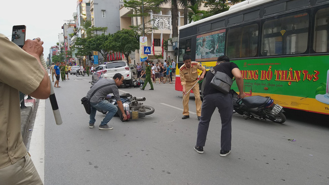 ha noi xe hop dam hang loat xe may tren pho ton duc thang it nhat 2 phu nu nhap vien