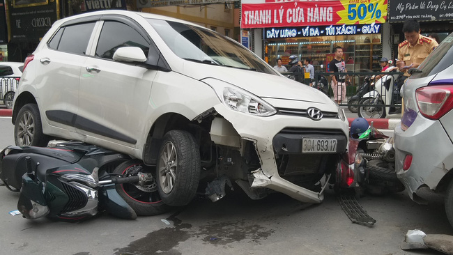 ha noi xe hop dam hang loat xe may tren pho ton duc thang it nhat 2 phu nu nhap vien