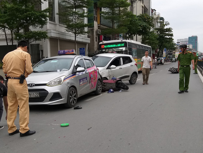 ha noi xe hop dam hang loat xe may tren pho ton duc thang it nhat 2 phu nu nhap vien