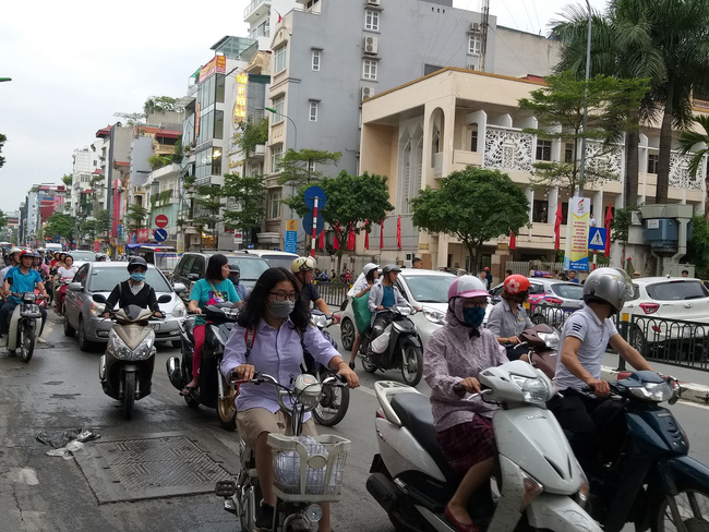 ha noi xe hop dam hang loat xe may tren pho ton duc thang it nhat 2 phu nu nhap vien