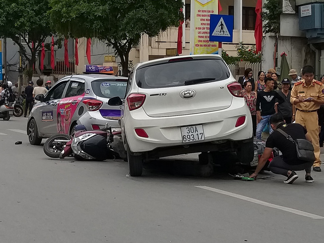 ha noi xe hop dam hang loat xe may tren pho ton duc thang it nhat 2 phu nu nhap vien