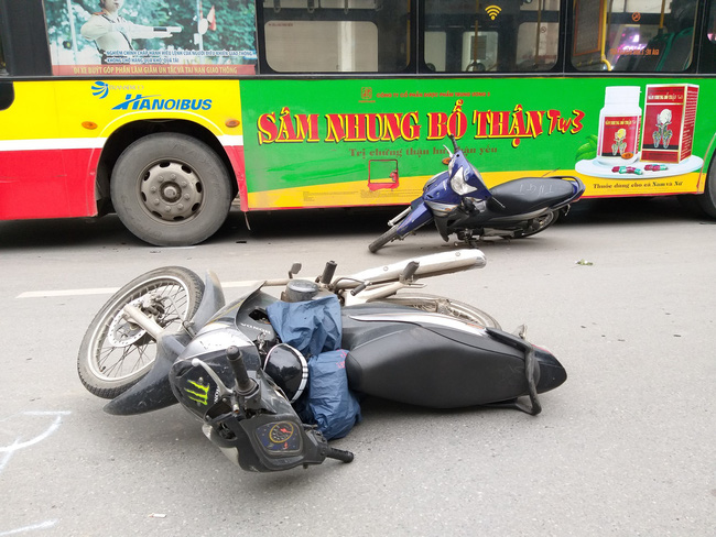 ha noi xe hop dam hang loat xe may tren pho ton duc thang it nhat 2 phu nu nhap vien