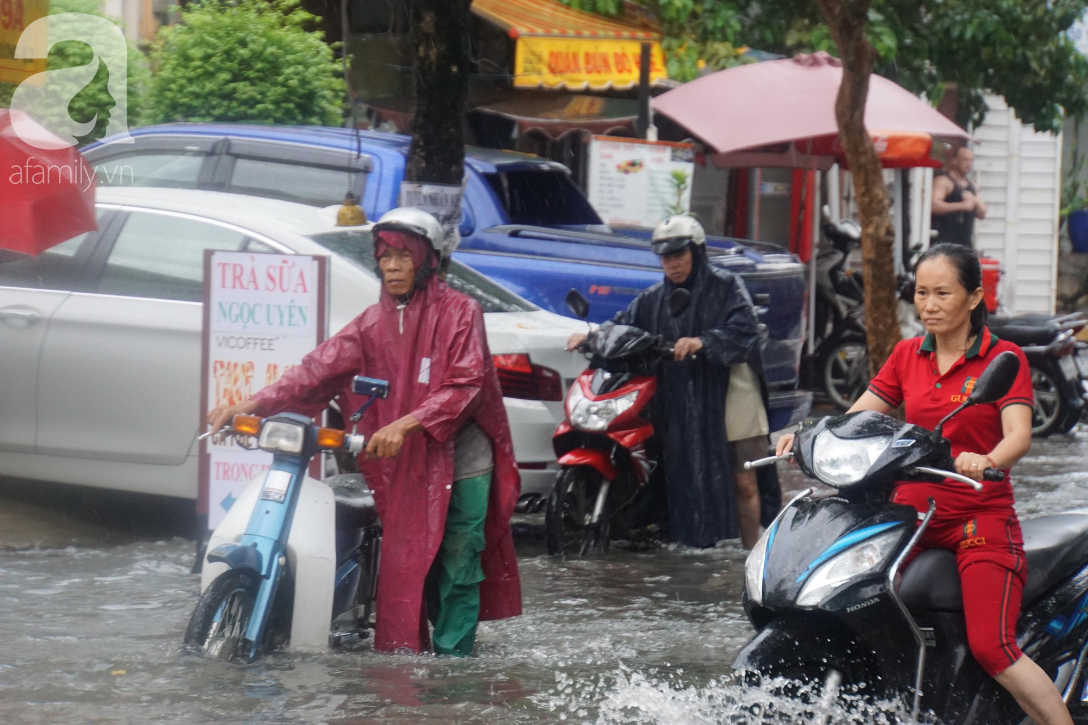 khu biet thu o sai gon ngap nang sau mua tre em truong quoc te duoc bo me cong tren vai loi nuoc ve nha