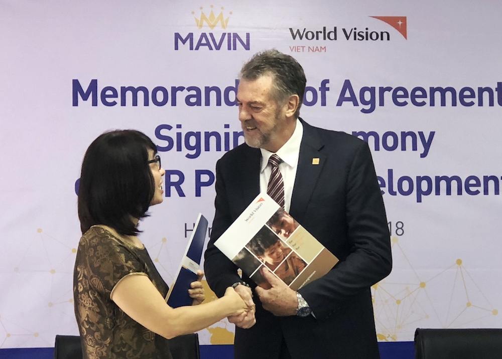 world vision mavin trao can cau ca cho nong dan bang heo giong